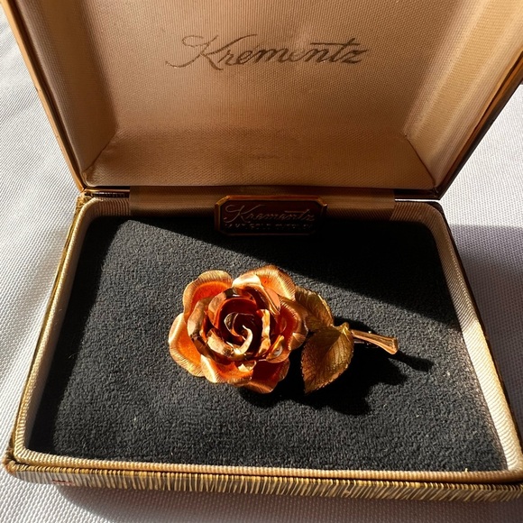 Krementz Brooch rose gold 14k overlay Carved in box  Vintage - Picture 3 of 4
